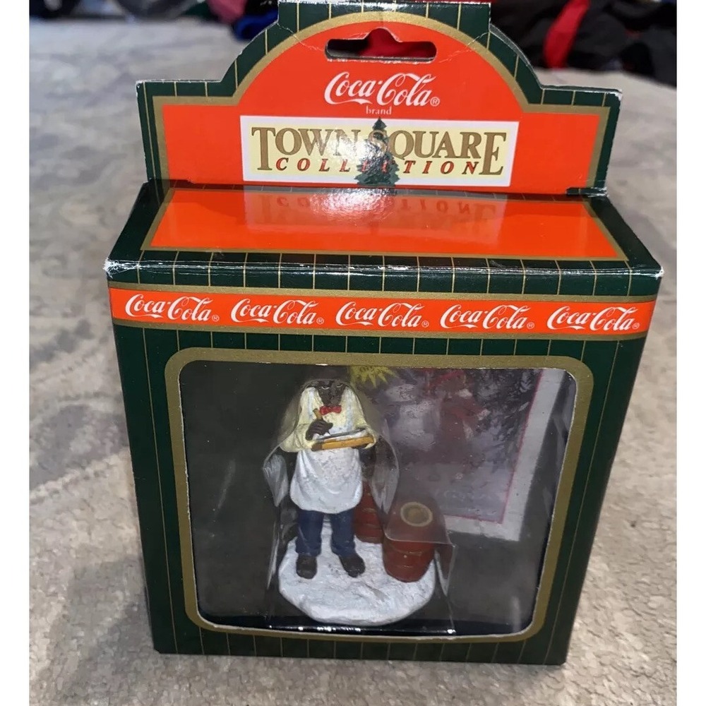 New Coca-Cola Vintage Collectables. TOWN SQUARE 64345 Shopkeeper Street Figurine